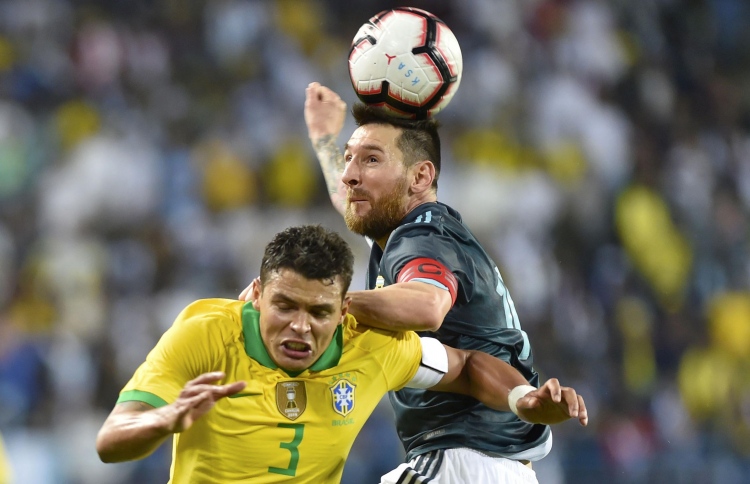 ރެފްރީން އުޅެނީ މެސީގެ ސަޕޯޓަރުން ގޮތަށް: ސިލްވާ