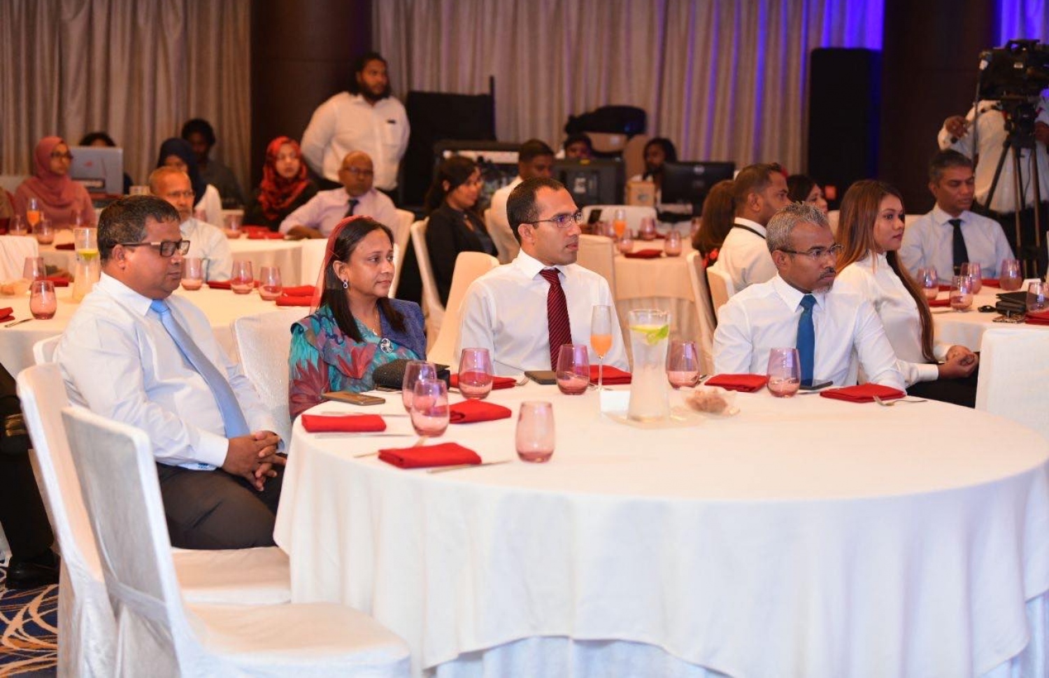 ޖޮބް ސެންޓަރުގެ ވެބްސައިޓް އިފްތިތާހު ކުރުމަށް މިއަދު ބޭއްވި ރަސްމިއްޔާތުގައި ބައިވެރިވެވަޑައިގެންނެވި ބައެއް ބޭފުޅުން.---ފޮޓޯ: ހުސައިން ވަހީދު/މިހާރު