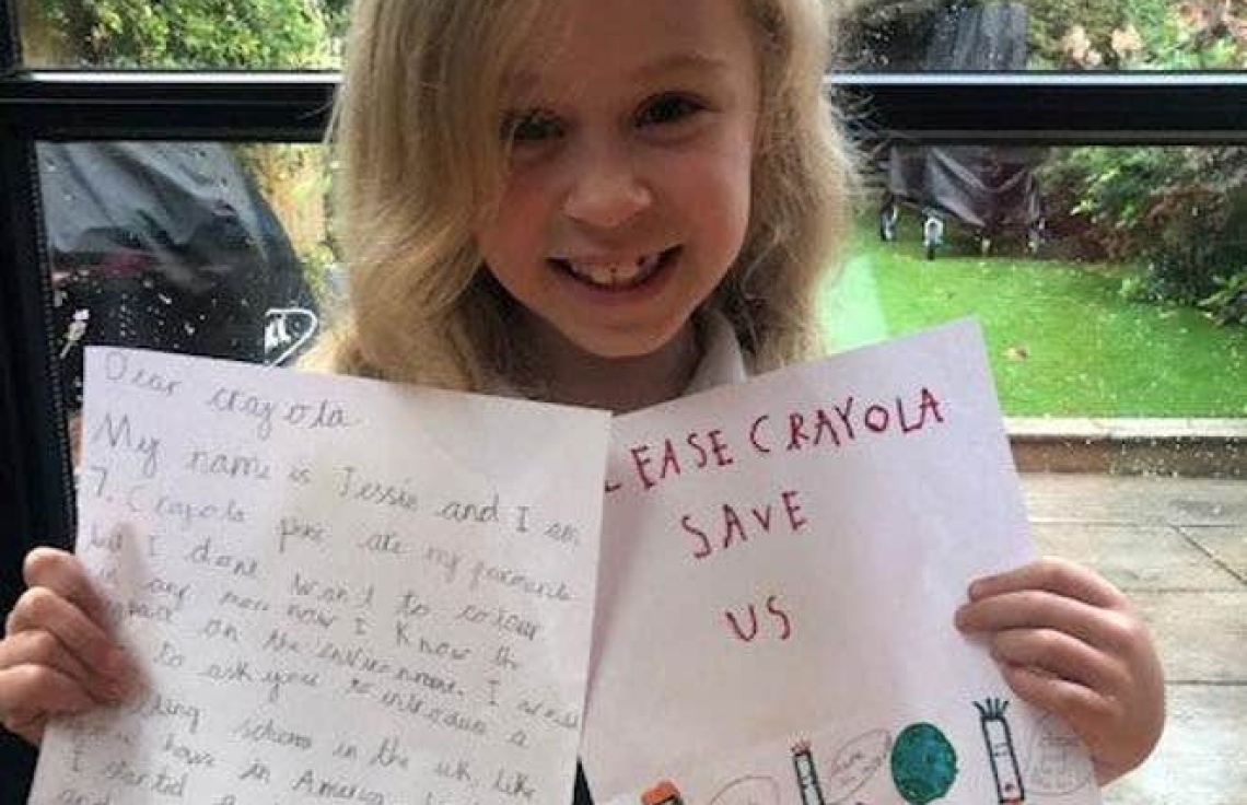 ކުޑަކުއްޖަކު ޕްލާސްޓިކް ކުލަ ފަންސުރާ ދެކޮޅަށް