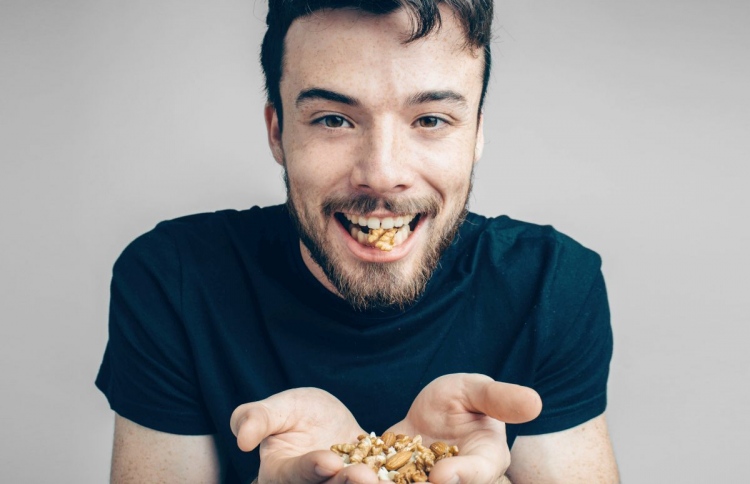 ފިރިހެނުންނަށް ދުވާލަކު 60 ގްރާމް ނަޓްސް