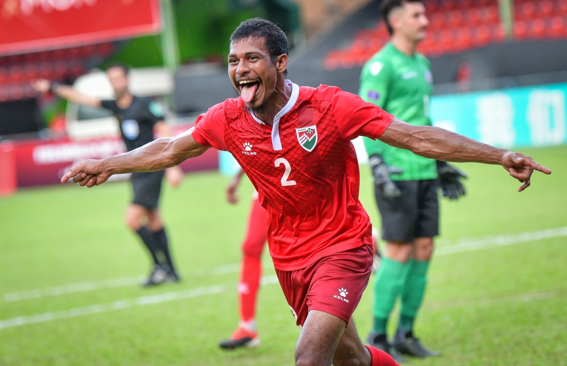 މާލެ: 19 ނޮވެމްބަރ 2019: ވޯލްޑް ކަޕް ކޮލިފައިންގައި ދިވެހިރާއްޖެ އާއި ގުއާމް ބައްދަލުކުރި މެޗުގެ ތެރެއިން ސަމުއްޓެ ފުރަތަމަ ހާފުގައި ގޯލް ޖެހުމަށް ފަހު އުފާފާޅުކުރަނީ،  3-1 އިން ގުއާމް ބަލިކޮށް ރާއްޖޭ ވަނީ އޭޝިއަން ކަޕް ކޮލިފައިންގެ ތިން ވަނަ ބުރުން ސީދާ ޖާގައެއް ހޯދުމުގެ އުއްމީދު އާކޮށްފައި. -ފޮޓޯ:ނިޝާން އަލީ /މިހާރު