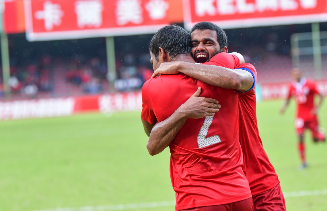 މާލެ: 19 ނޮވެމްބަރ 2019: ވޯލްޑް ކަޕް ކޮލިފައިންގައި ދިވެހިރާއްޖެ އާއި ގުއާމް ބައްދަލުކުރި މެޗުގެ ތެރެއިން: 3-1 އިން ގުއާމް ބަލިކޮށް ރާއްޖޭ ވަނީ އޭޝިއަން ކަޕް ކޮލިފައިންގެ ތިން ވަނަ ބުރުން ސީދާ ޖާގައެއް ހޯދުމުގެ އުއްމީދު އާކޮށްފައި. -ފޮޓޯ:ނިޝާން އަލީ /މިހާރު