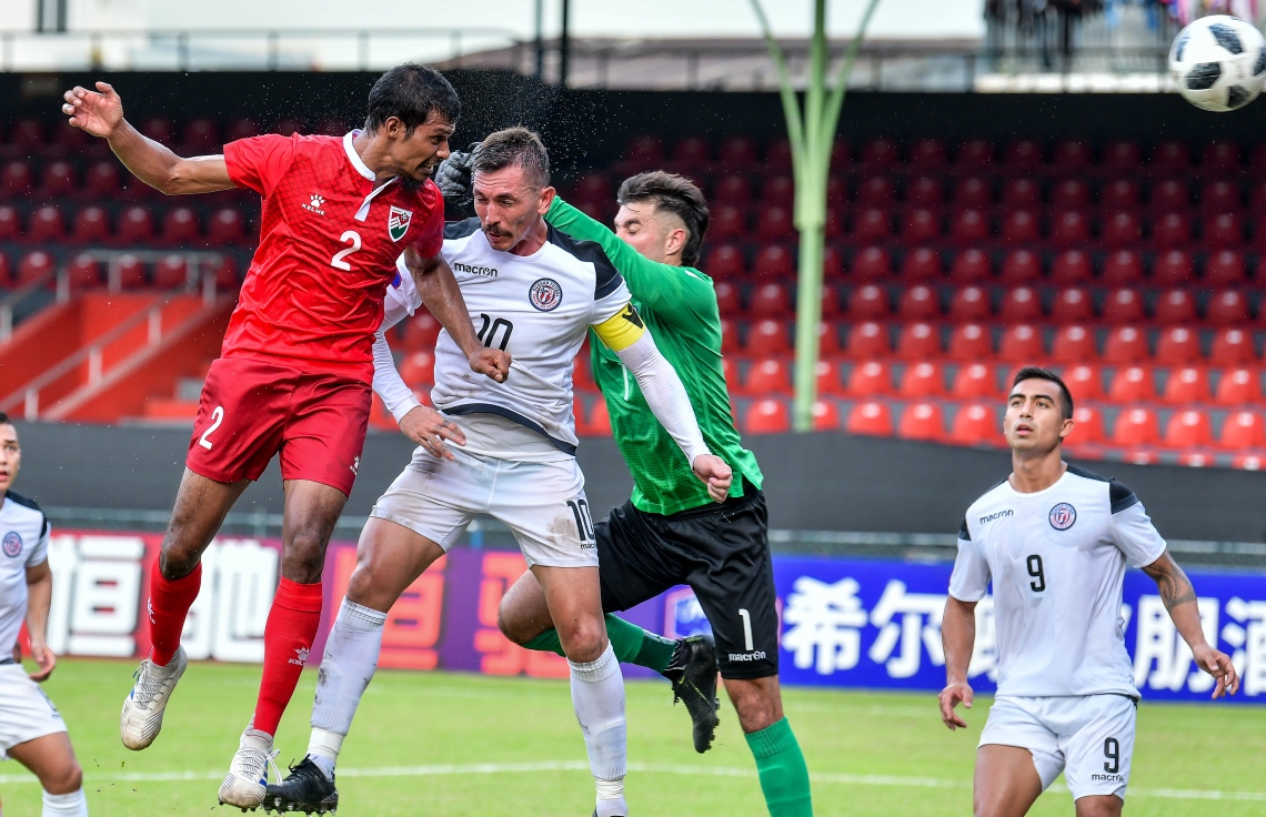 މާލެ: 19 ނޮވެމްބަރ 2019: ވޯލްޑް ކަޕް ކޮލިފައިންގައި ދިވެހިރާއްޖެ އާއި ގުއާމް ބައްދަލުކުރި މެޗުގެ ތެރެއިން،  3-1 އިން ގުއާމް ބަލިކޮށް ރާއްޖޭ ވަނީ އޭޝިއަން ކަޕް ކޮލިފައިންގެ ތިން ވަނަ ބުރުން ސީދާ ޖާގައެއް ހޯދުމުގެ އުއްމީދު އާކޮށްފައި. -ފޮޓޯ:ނިޝާން އަލީ /މިހާރު