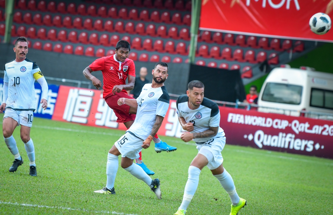 މާލެ: 19 ނޮވެމްބަރ 2019: ވޯލްޑް ކަޕް ކޮލިފައިންގައި ދިވެހިރާއްޖެ އާއި ގުއާމް ބައްދަލުކުރި މެޗުގެ ތެރެއިން: 3-1 އިން ގުއާމް ބަލިކޮށް ރާއްޖޭ ވަނީ އޭޝިއަން ކަޕް ކޮލިފައިންގެ ތިން ވަނަ ބުރުން ސީދާ ޖާގައެއް ހޯދުމުގެ އުއްމީދު އާކޮށްފައި. -ފޮޓޯ:ނިޝާން އަލީ /މިހާރު