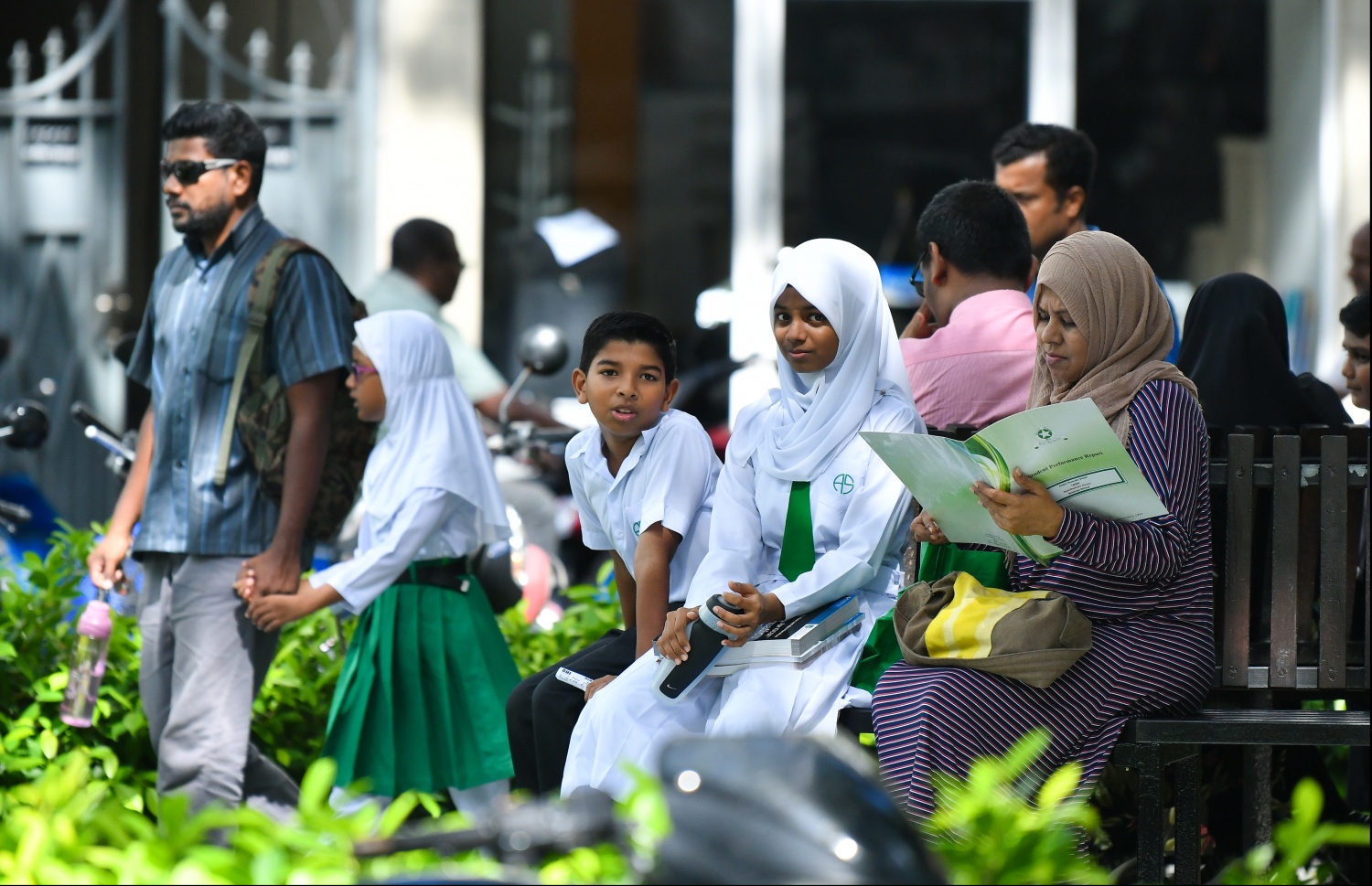 މިދިޔަ ދިރާސީ އަހަރުގެ ކިޔެވުން ނިންމައި ދަރިވަރުންނަށް ރިޕޯޓުފޮތް ދިނުން.-- ފޮޓޯ: ހުސެން ވަހީދު /މިހާރު