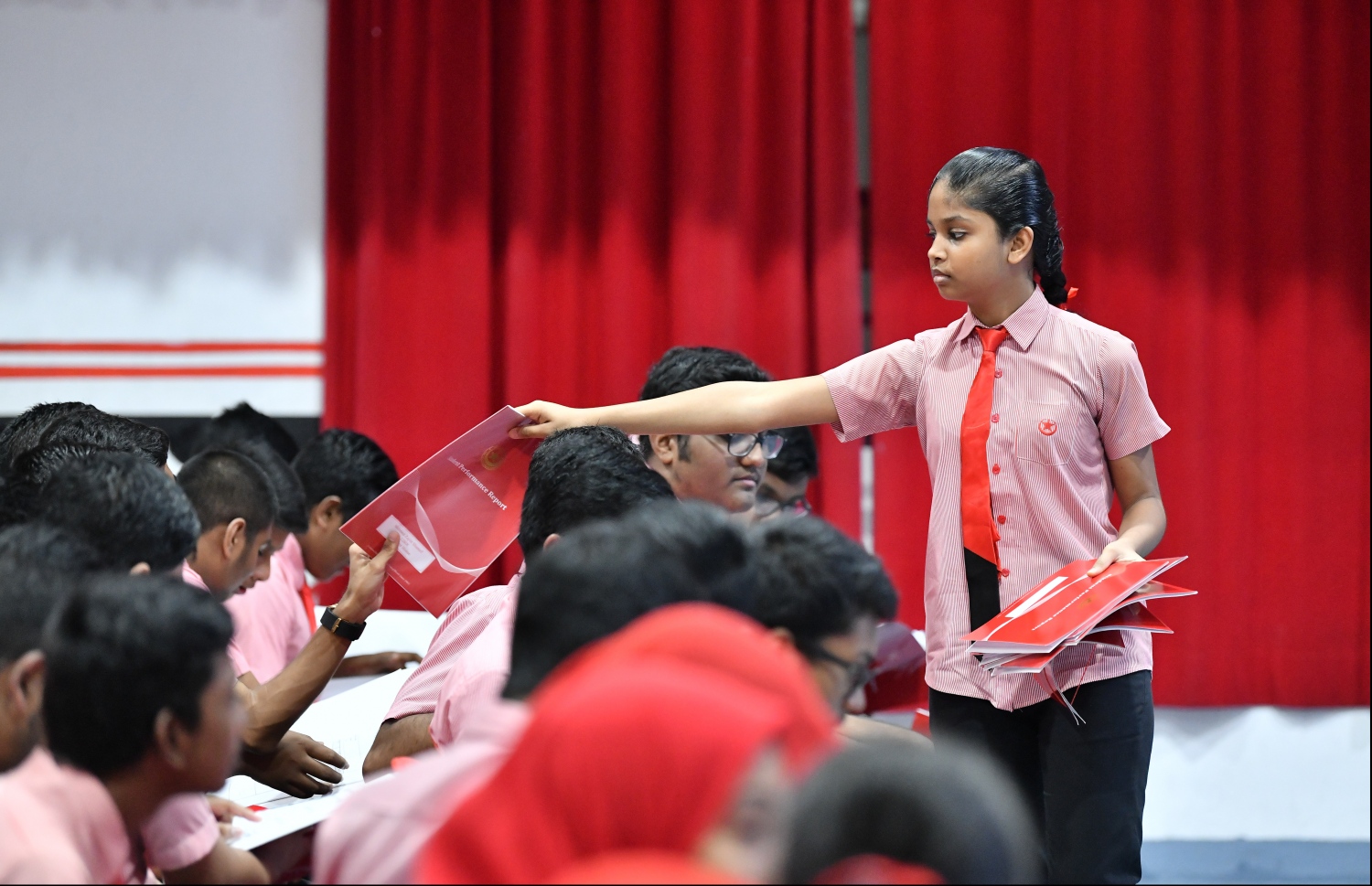 އިސްކަންދަރު ސްކޫލުގެ ދަރިވަރަކު، ރިޕޯޓު ފޮތާއެކު.-- ފޮޓޯ: ހުސެއިން ވަހީދު/ މިހާރު