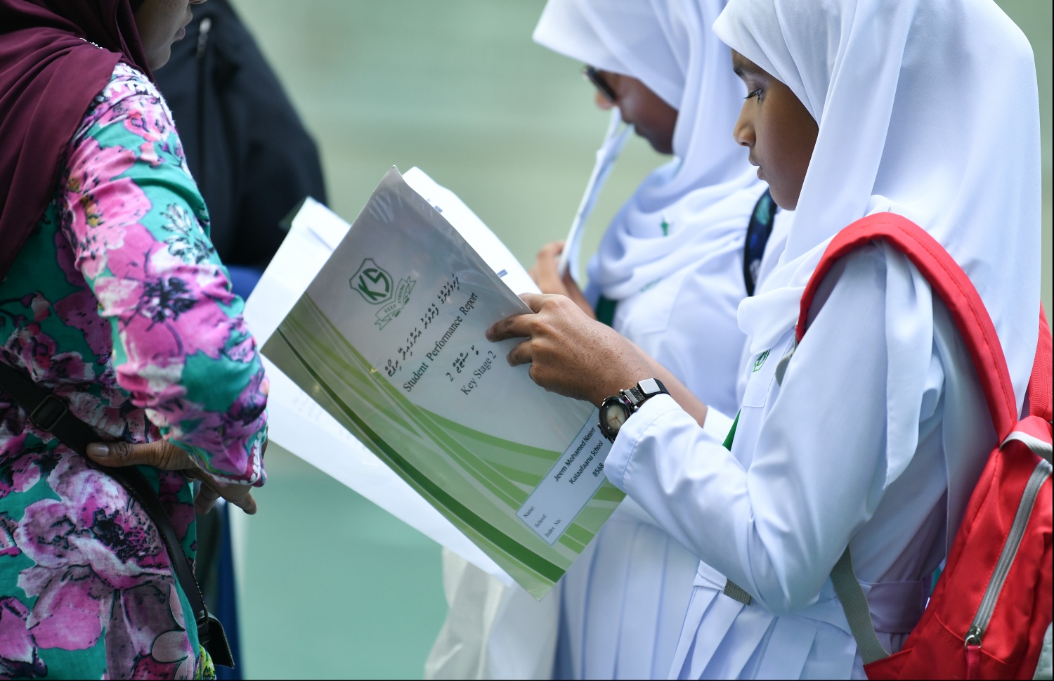 ސްކޫލު ކުދިންތަކެއް ރިޕޯޓް ފޮތް ބަލަނީ: ތައުލީމީ އަހަރަށް ވަނީ ބޮޑު ބަދަލެއް ގެނެސްފައި -- ފައިލް ފޮޓޯ: މިހާރު