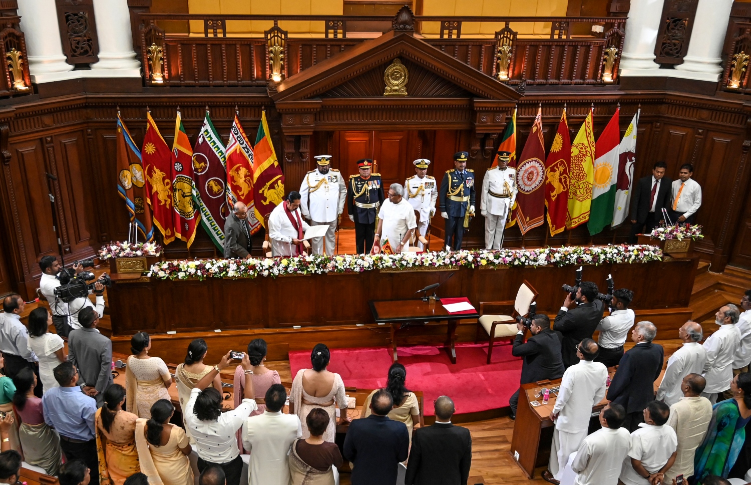 ލަންކާގެ ބޮޑު ވަޒީރުކަމުގެ ހުވާ ރާޖަޕަކްސާ ކުރައްވަނީ. --ފޮޓޯ:އޭއެފްޕީ