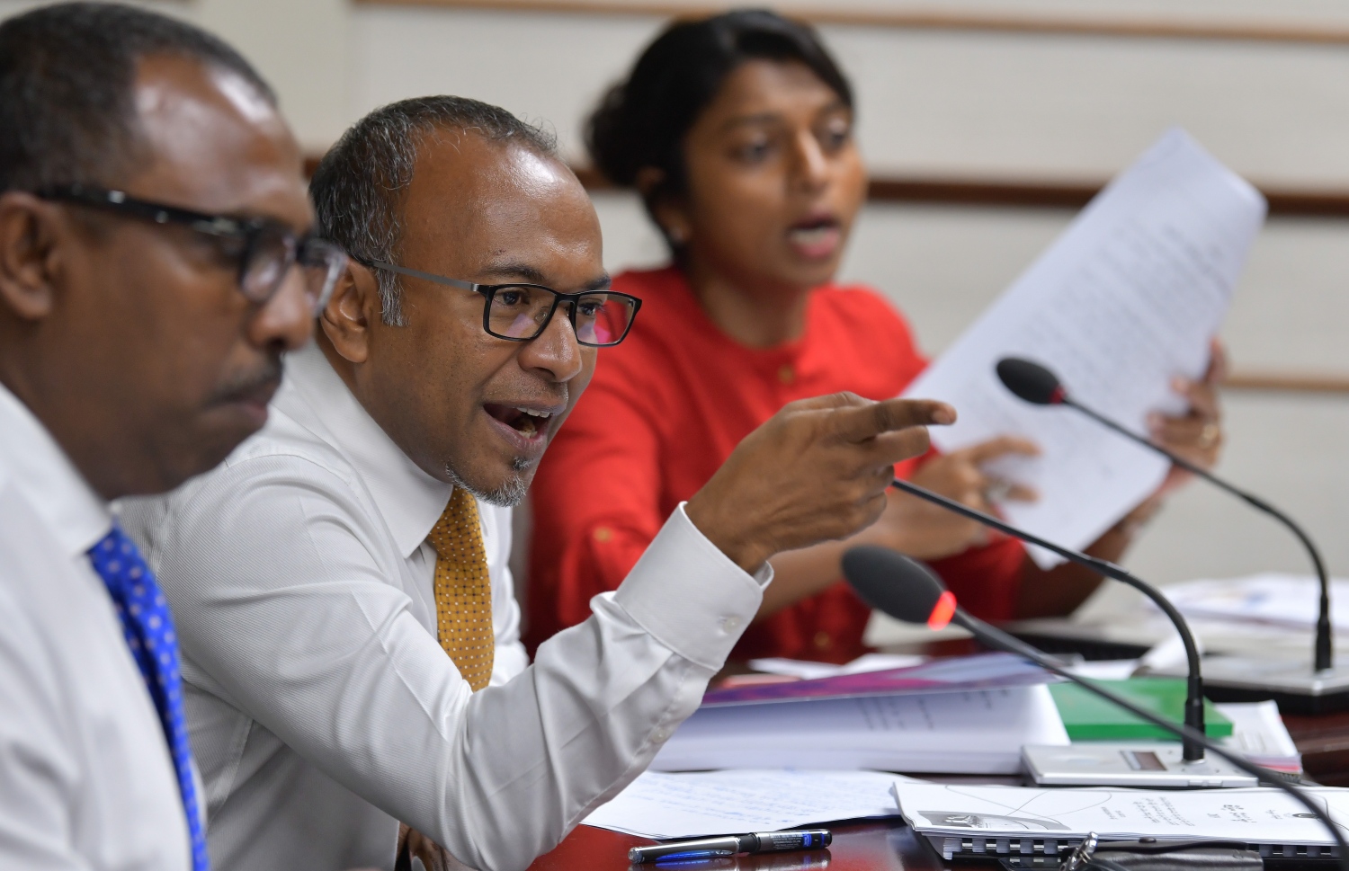 ސަލާމަތީ ޚިދުމަތްތަކާ ބެހޭ ކޮމިޓީގެ ރޭގެ ބައްދަލުވުމުގައި ހަސަން ލަތީފް ވާހަކަ ދައްކަވަނީ.---ފޮޓޯ: ނިޝާން އަލީ/މިހާރު