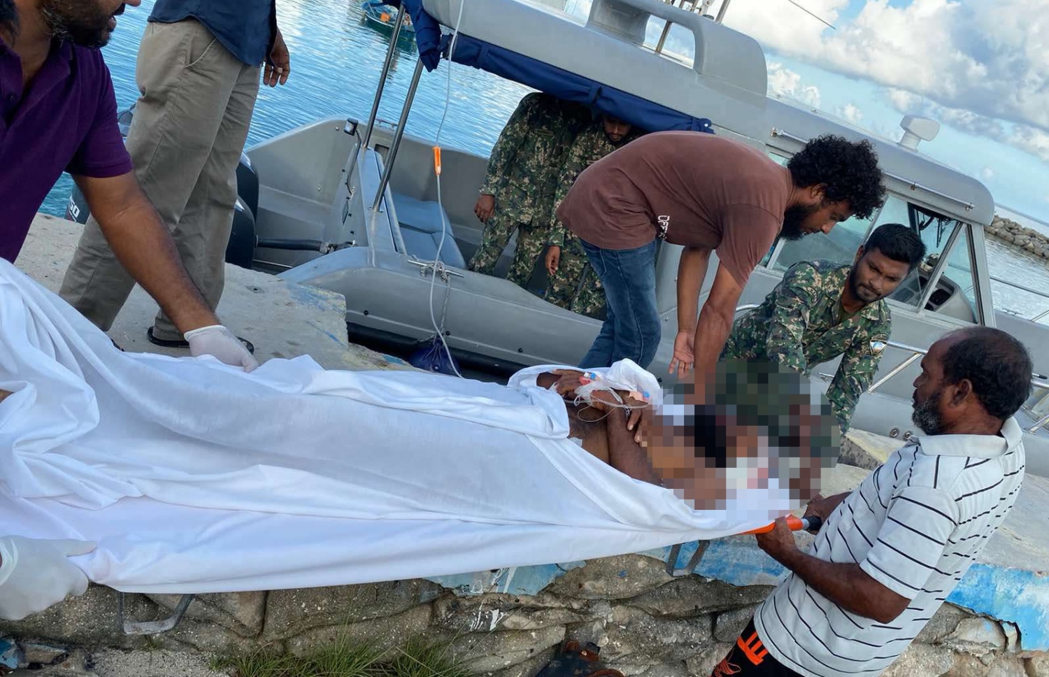 ހައްމާދު، ސިފައިންގެ އެހީތެރިކަމާ އެކު ކޯސްޓް ގާޑުގައި މާލެ ގެނެސް އައިޖީއެމްއެޗަށް ގެންދަން އެމްބިއުލާންސަށް އަރުވަނީ.---ފޮޓޯ: އެމްއެންޑީއެފް