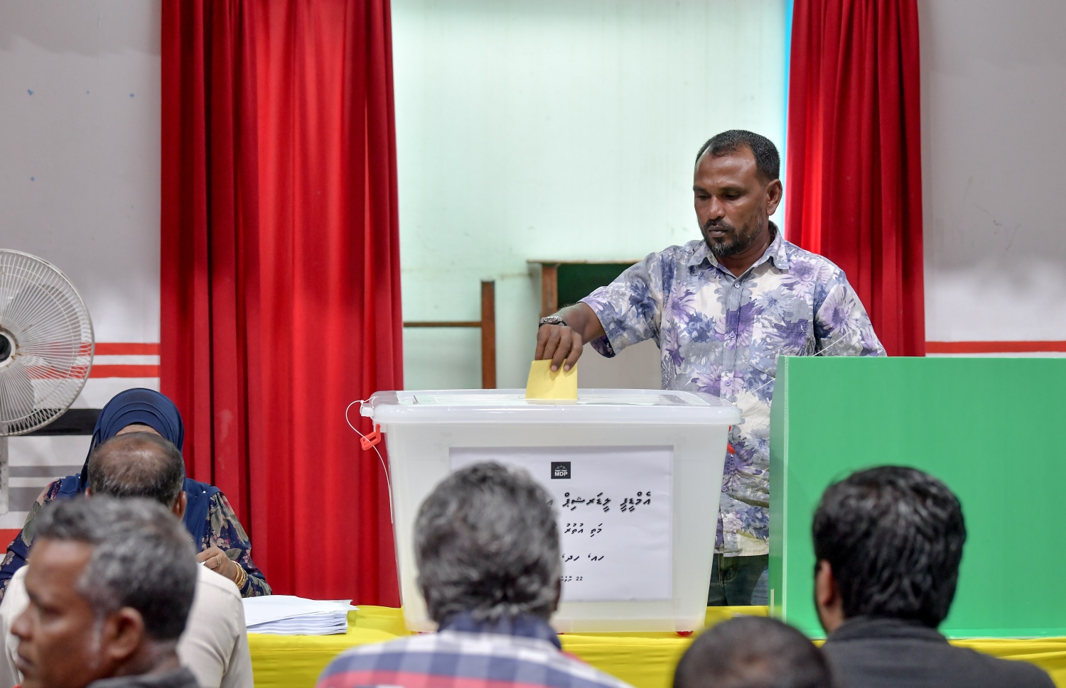 އެމްޑީޕީގެ ލީޑަޝިޕްގެ އިންތިޚާބުގައި މީހަކު މިއަދު ވޯޓުލަނީ.---ފޮޓޯ: ނިޝާން އަލީ/މިހާރު