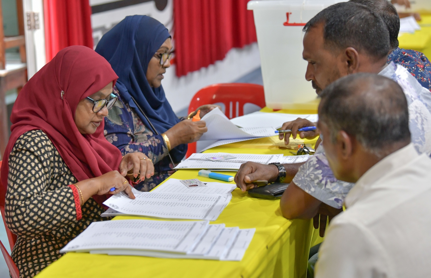 މިދިޔަ ހުކުރު ދުވަހު ބޭއްވި އެމްޑީޕީގެ ލީޑާޝިޕްގެ އިންތިޚާބުގައި ބަޔަކު ވޯޓުލުމުގެ ކުރިން އެ މީހުންގެ މައުލޫމާތު އިދާރީ މޭޒުން ސާފުކުރަނީ.---ފޮޓޯ: ނިޝާން އަލީ/މިހާރު