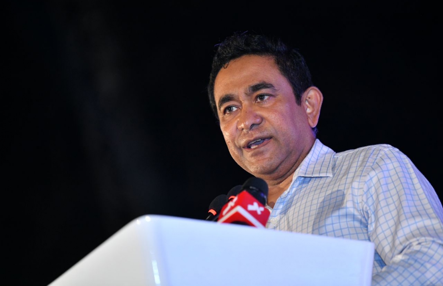 އިދިކޮޅުން މިރޭ ބޭއްވި ޖަލްސާގައި ކުރީގެ ރައީސް ޔާމީން ވާހަކަފުޅު ދައްކަވަނީ.--- ފޮޓޯ:ހުސައިން ވަހީދު/މިހާރު