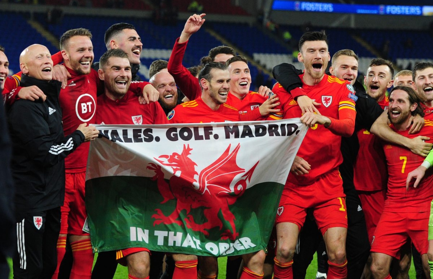 ވޭލްސް މެޗެއްގެ ތެރެއިން ބޭލް ގެންގުޅުނު ދިދަ: މި ދިދައިގެ މައްސަލައިގައި ރެއާލް ސަޕޯޓަރުންގެ ފާޑުކިޔުން ބޭލް އަށް އަމާޒުވި.--