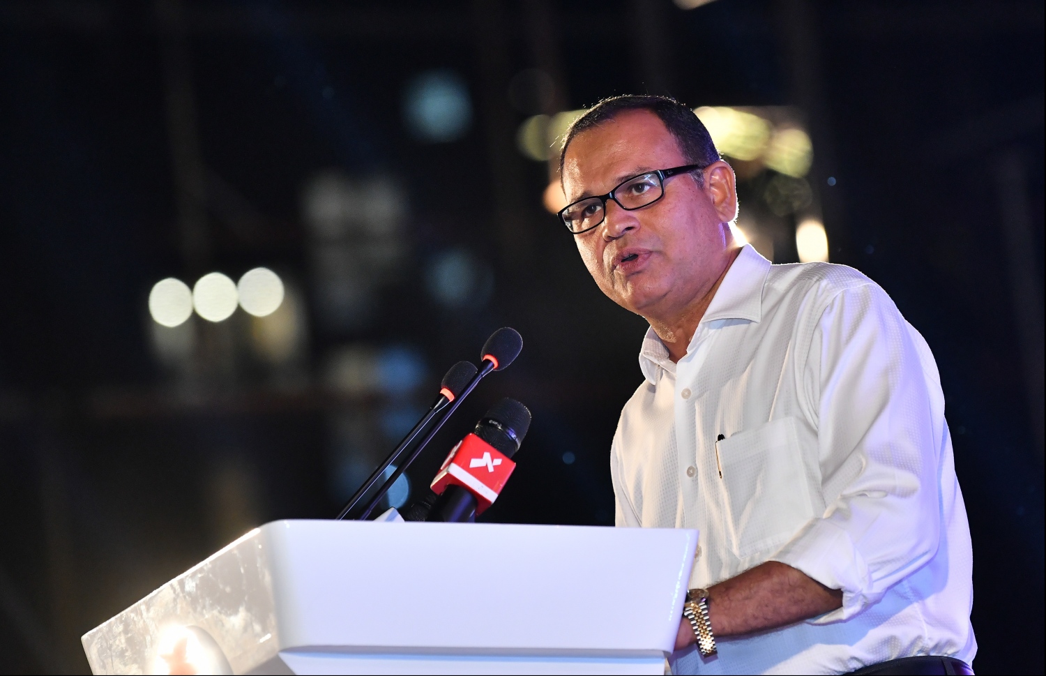 ޕީޕީއެމް/ޕީއެންސީން ކާނިވާ ސަރަހައްދުގައި ބޭއްވި ޖަލްސާއެއްގައި، މަޑުއްވަރީ ދާއިރާގެ މެމްބަރު، ކުރީގެ ޑިފެންސް މިނިސްޓަރު އާދަމް ޝަރީފް ވާހަކަ ދައްކަވަނީ.---ފޮޓޯ: ހުސައިން ވަހީދު/މިހާރު