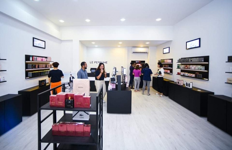 ލެޕާފިއުމްގެ ފިހާރައެއް ކްރޮސްރޯޑްސްގައި ހުޅުވައިފި