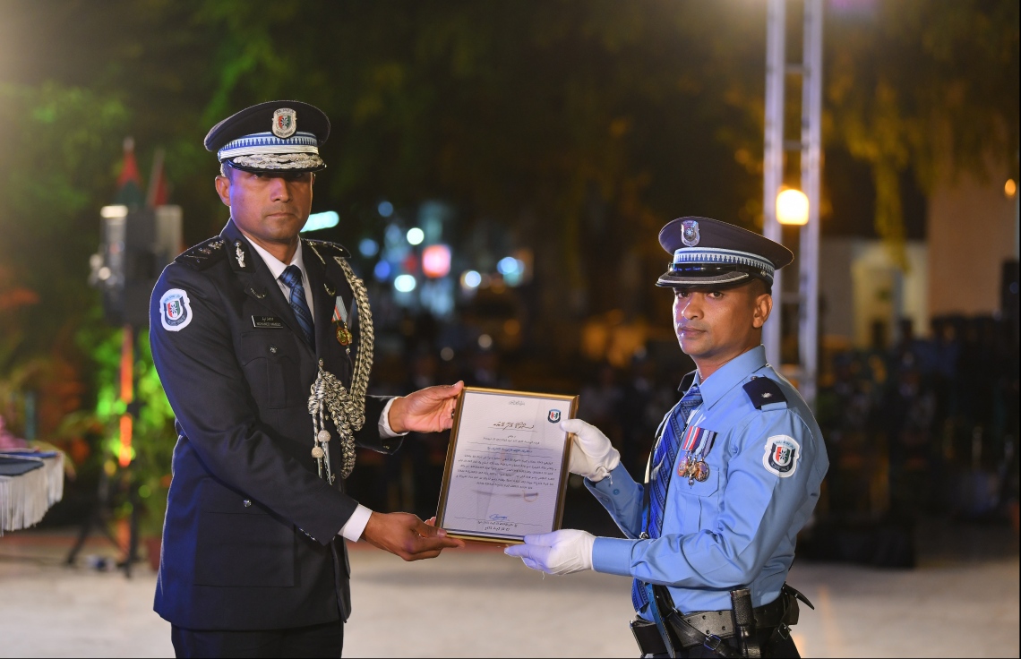 މާލެ: ނޮވެމްބަރު 24، 2019: މޯލްޑިވްސް ޕޮލިސް ސާވިސްގެ ޖޫނިއާ އޮފިސާސް ކޮމާންޑް ކޯސް ފުރިހަމަކުރި ދަރިވަރުންގެ ދަސްވެނިވުމުގެ ރަސްމިއްޔާތުގައި ކޯސް ފުރިހަމަކުރި ދަރިވަރަކަށް ކޮމިޝަނާ އޮފް ޕޮލިސް މުހައްމަދު ހަމީދު ސެޓިފިކެޓް ހަވާލުކުރައްވަނީ.-- ފޮޓޯ: ހުސެން ވަހީދު /މިހާރު