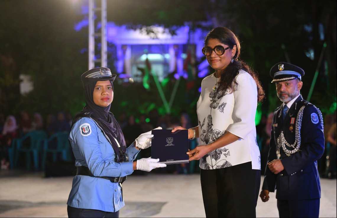 މާލެ: ނޮވެމްބަރު 24، 2019: މޯލްޑިވްސް ޕޮލިސް ސާވިސްގެ ޖޫނިއާ އޮފިސާސް ކޮމާންޑް ކޯސް ފުރިހަމަކުރި ދަރިވަރުންގެ ދަސްވެނިވުމުގެ ރަސްމިއްޔާތުގައި ކޯސް ފުރިހަމަކުރި ދަރިވަރަކަށް ޑިފެންސް މިނިސްޓަރު މާރިޔާ އަހުމަދު ދީދީ ހަނދާނީ ފިލައެއް ހަވާލުކުރައްވަނީ.-- ފޮޓޯ: ހުސެން ވަހީދު /މިހާރު