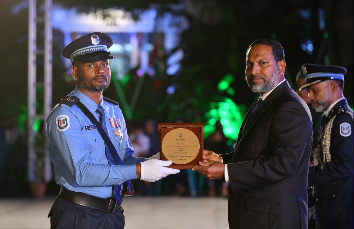 މާލެ: ނޮވެމްބަރު 24، 2019: މޯލްޑިވްސް ޕޮލިސް ސާވިސްގެ ޖޫނިއާ އޮފިސާސް ކޮމާންޑް ކޯސް ފުރިހަމަކުރި ދަރިވަރުންގެ ދަސްވެނިވުމުގެ ރަސްމިއްޔާތުގައި ކޯސް ފުރިހަމަކުރި ދަރިވަރަކަށް ހޯމް މިނިސްޓަރު އިމްރާން އަބްދުﷲ ހަނދާނީ ފިލައެއް ހަވާލުކުރައްވަނީ.-- ފޮޓޯ: ހުސެން ވަހީދު /މިހާރު