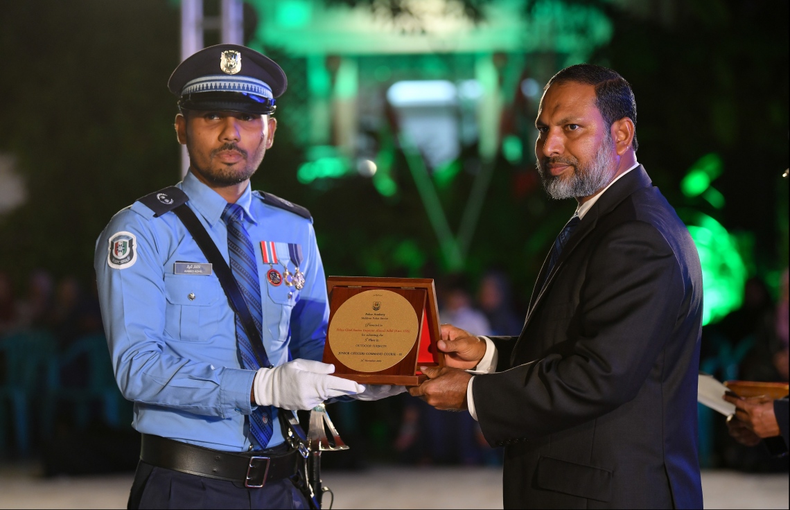 މާލެ: ނޮވެމްބަރު 24، 2019: މޯލްޑިވްސް ޕޮލިސް ސާވިސްގެ ޖޫނިއާ އޮފިސާސް ކޮމާންޑް ކޯސް ފުރިހަމަކުރި ދަރިވަރުންގެ ދަސްވެނިވުމުގެ ރަސްމިއްޔާތުގައި ކޯސް ފުރިހަމަކުރި ދަރިވަރަކަށް ހޯމް މިނިސްޓަރު އިމްރާން އަބްދުﷲ ހަނދާނީ ފިލައެއް ހަވާލުކުރައްވަނީ.-- ފޮޓޯ: ހުސެން ވަހީދު /މިހާރު