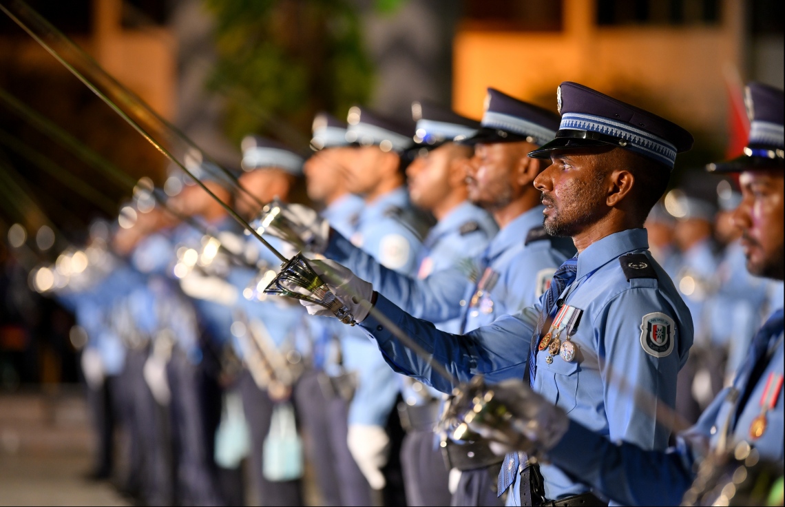 މާލެ: ނޮވެމްބަރު 24، 2019: މޯލްޑިވްސް ޕޮލިސް ސާވިސްގެ ޖޫނިއާ އޮފިސާސް ކޮމާންޑް ކޯސް ފުރިހަމަކުރި ދަރިވަރުންގެ ދަސްވެނިވުމުގެ ރަސްމިއްޔާތުގެ ތެރެއިން.-- ފޮޓޯ: ހުސެން ވަހީދު /މިހާރު