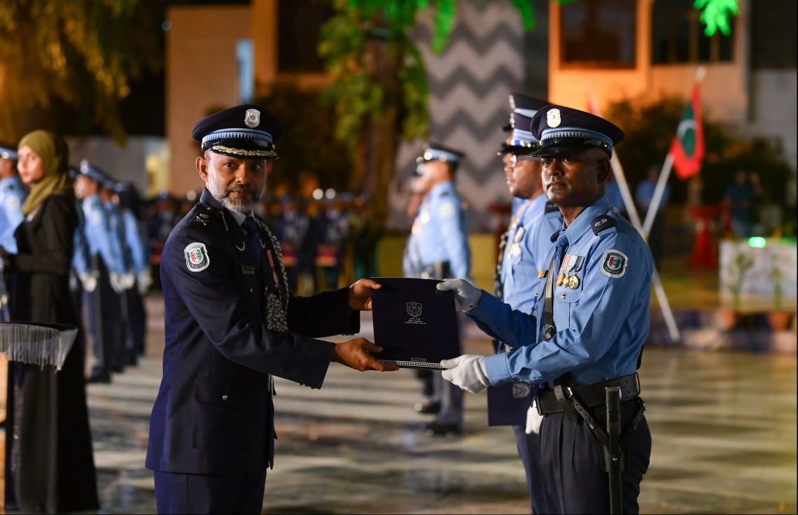 މާލެ: ނޮވެމްބަރު 24، 2019: މޯލްޑިވްސް ޕޮލިސް ސާވިސްގެ ޖޫނިއާ އޮފިސާސް ކޮމާންޑް ކޯސް ފުރިހަމަކުރި ދަރިވަރުންގެ ދަސްވެނިވުމުގެ ރަސްމިއްޔާތުގައި ކޯސް ފުރިހަމަކުރި ދަރިވަރަކަށް ޕޮލިސްގެ އިސްބޭފުޅަކު ހަނދާނީ ފިލައެއް ހަވާލުކުރައްވަނީ.-- ފޮޓޯ: ހުސެން ވަހީދު /މިހާރު