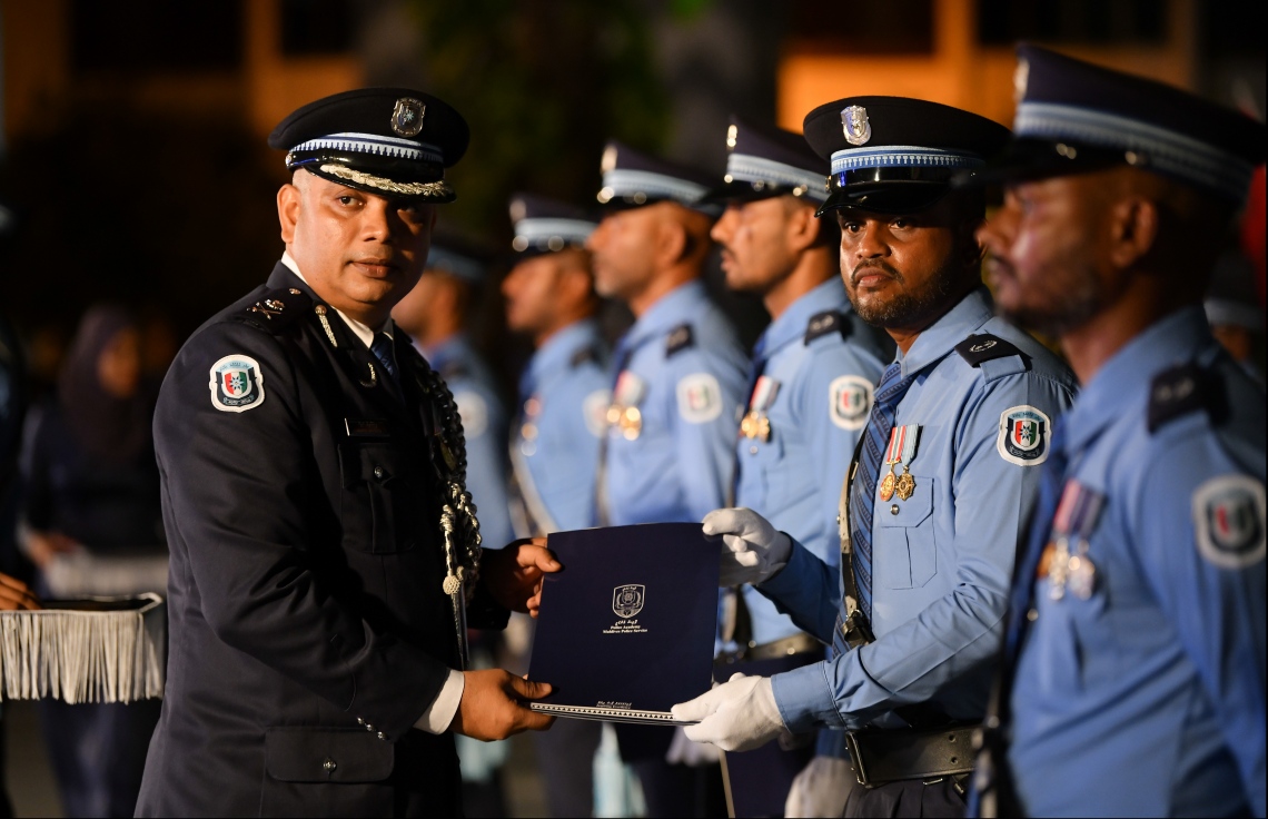 މާލެ: ނޮވެމްބަރު 24، 2019: މޯލްޑިވްސް ޕޮލިސް ސާވިސްގެ ޖޫނިއާ އޮފިސާސް ކޮމާންޑް ކޯސް ފުރިހަމަކުރި ދަރިވަރުންގެ ދަސްވެނިވުމުގެ ރަސްމިއްޔާތުގައި ކޯސް ފުރިހަމަކުރި ދަރިވަރަކަށް މާލޭ އޭރިއާގެ ކޮމާންޑް ނަވީން ހަނދާނީ ފިލައެއް ހަވާލުކުރައްވަނީ.-- ފޮޓޯ: ހުސެން ވަހީދު /މިހާރު