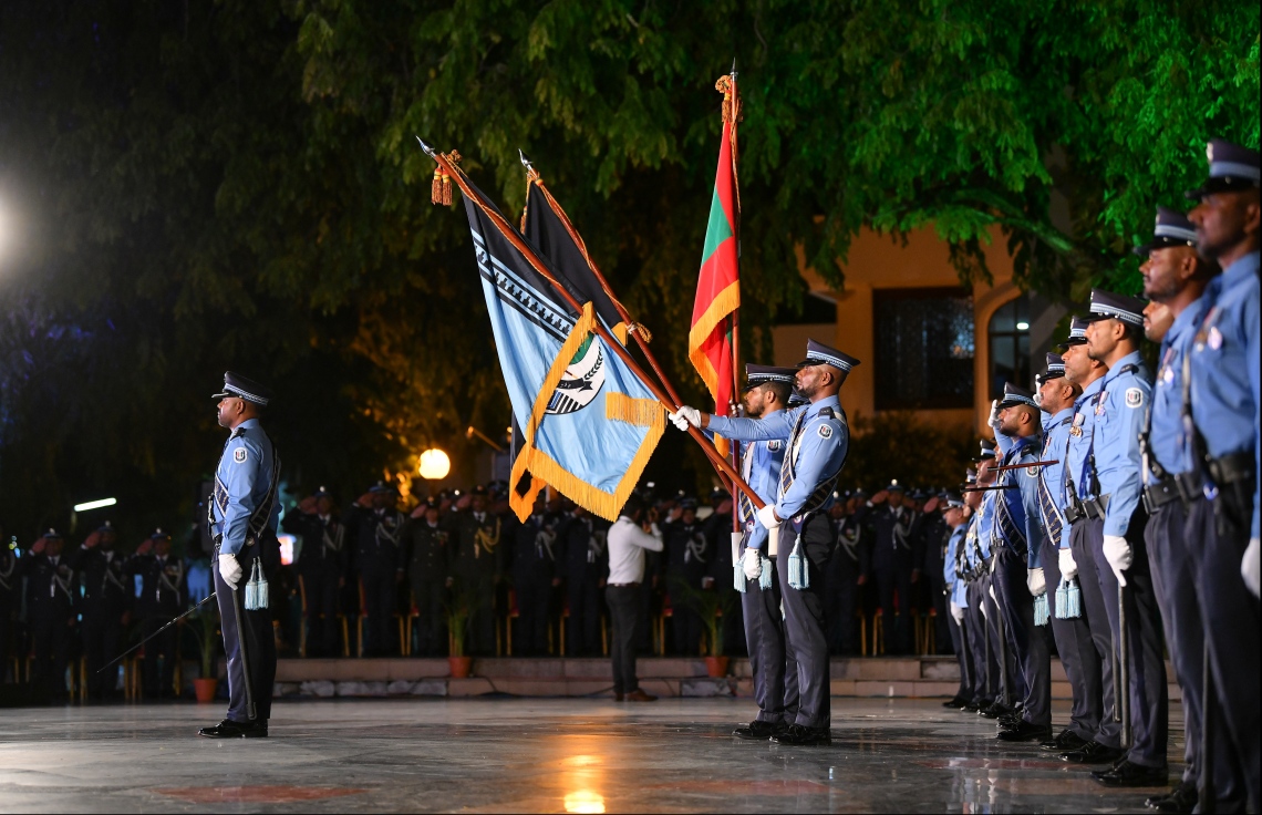 މާލެ: ނޮވެމްބަރު 24، 2019: މޯލްޑިވްސް ޕޮލިސް ސާވިސްގެ ޖޫނިއާ އޮފިސާސް ކޮމާންޑް ކޯސް ފުރިހަމަކުރި ދަރިވަރުންގެ ދަސްވެނިވުމުގެ ރަސްމިއްޔާތުގެ ތެރެއިން.-- ފޮޓޯ: ހުސެން ވަހީދު /މިހާރު