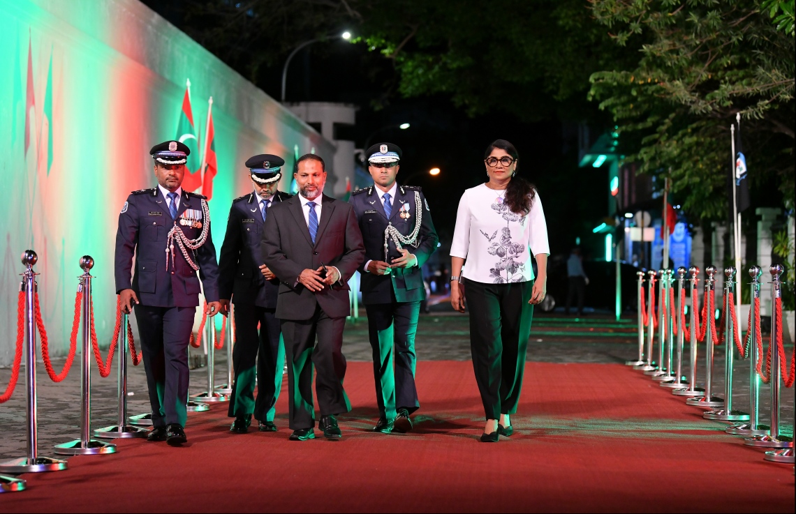 މާލެ: ނޮވެމްބަރު 24، 2019: މޯލްޑިވްސް ޕޮލިސް ސާވިސްގެ ޖޫނިއާ އޮފިސާސް ކޮމާންޑް ކޯސް ފުރިހަމަކުރި ދަރިވަރުންގެ ދަސްވެނިވުމުގެ ރަސްމިއްޔާތުގައި ބައިވެރިވެ ވަޑައިގަތުމަށް ޑިފެންސް މިނިސްޓަރު މާރިޔާ އަހުމަދު ދީދީ، ހޯމް މިނިސްޓަރު އިމްރާން އަބްދުﷲ ވަޑައިގަންނަވަނީ.-- ފޮޓޯ: ހުސެން ވަހީދު /މިހާރު