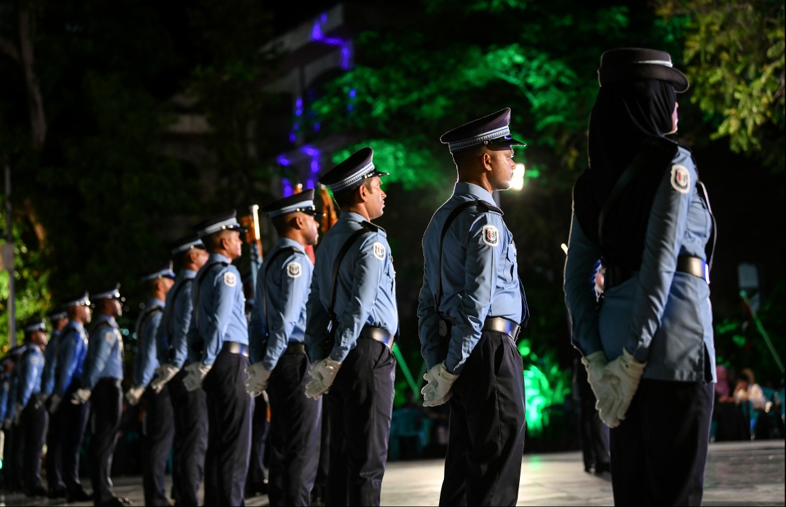 މާލެ: ނޮވެމްބަރު 24، 2019: މޯލްޑިވްސް ޕޮލިސް ސާވިސްގެ ޖޫނިއާ އޮފިސާސް ކޮމާންޑް ކޯސް ފުރިހަމަކުރި ދަރިވަރުންގެ ދަސްވެނިވުމުގެ ރަސްމިއްޔާތުގެ ތެރެއިން.-- ފޮޓޯ: ހުސެން ވަހީދު /މިހާރު