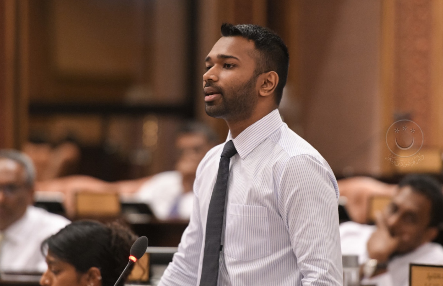 ގަލޮޅު ދެކުނު ދާއިރާގެ މެމްބަރު މީކާއިލް ވާހަކަ ދައްކަވަނީ. --- ފޮޓޯ: މަޖިލިސް