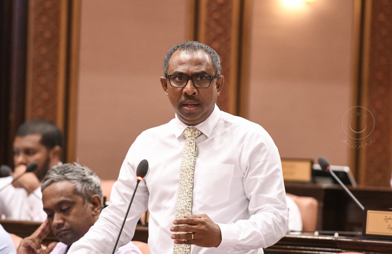 މެދުހެންވޭރު ދާއިރާގެ މެމްބަރު އަލީ އާޒިމް ވާހަކަ ދައްކަވަނީ. -- ފޮޓޯ: މަޖިލިސް