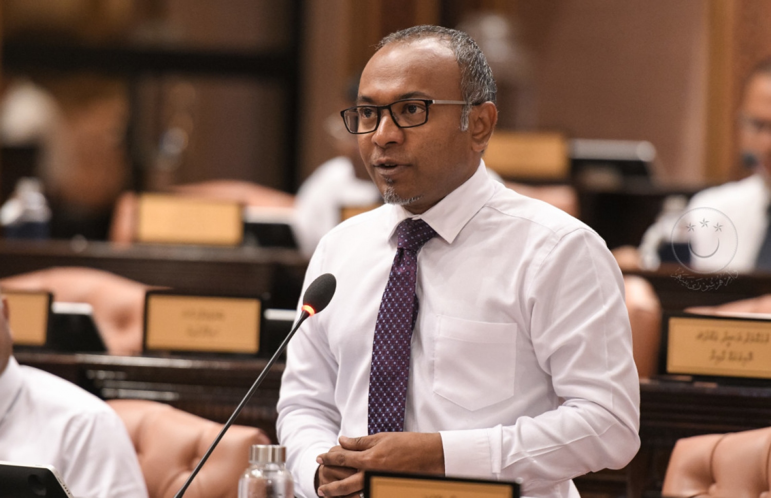 ހެންވޭރު ހުޅަނގު ދާއިރާގެ މެމްބަރު ހަސަން ލަތީފް މަޖިލިހުގައި ވާހަކަ ދައްކަވަނީ. -- ފޮޓޯ: މަޖިލިސް