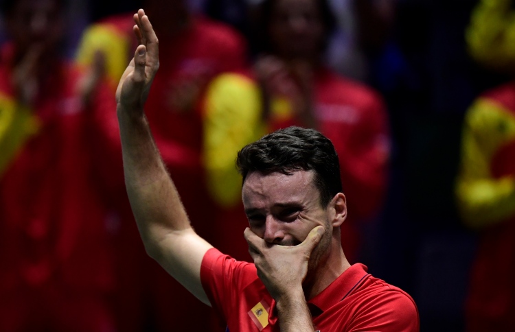 ބައްޕަގެ ޖަނާޒާ އަށް ފަހު އެނބުރި އައިސް ޗެމްޕިއަން