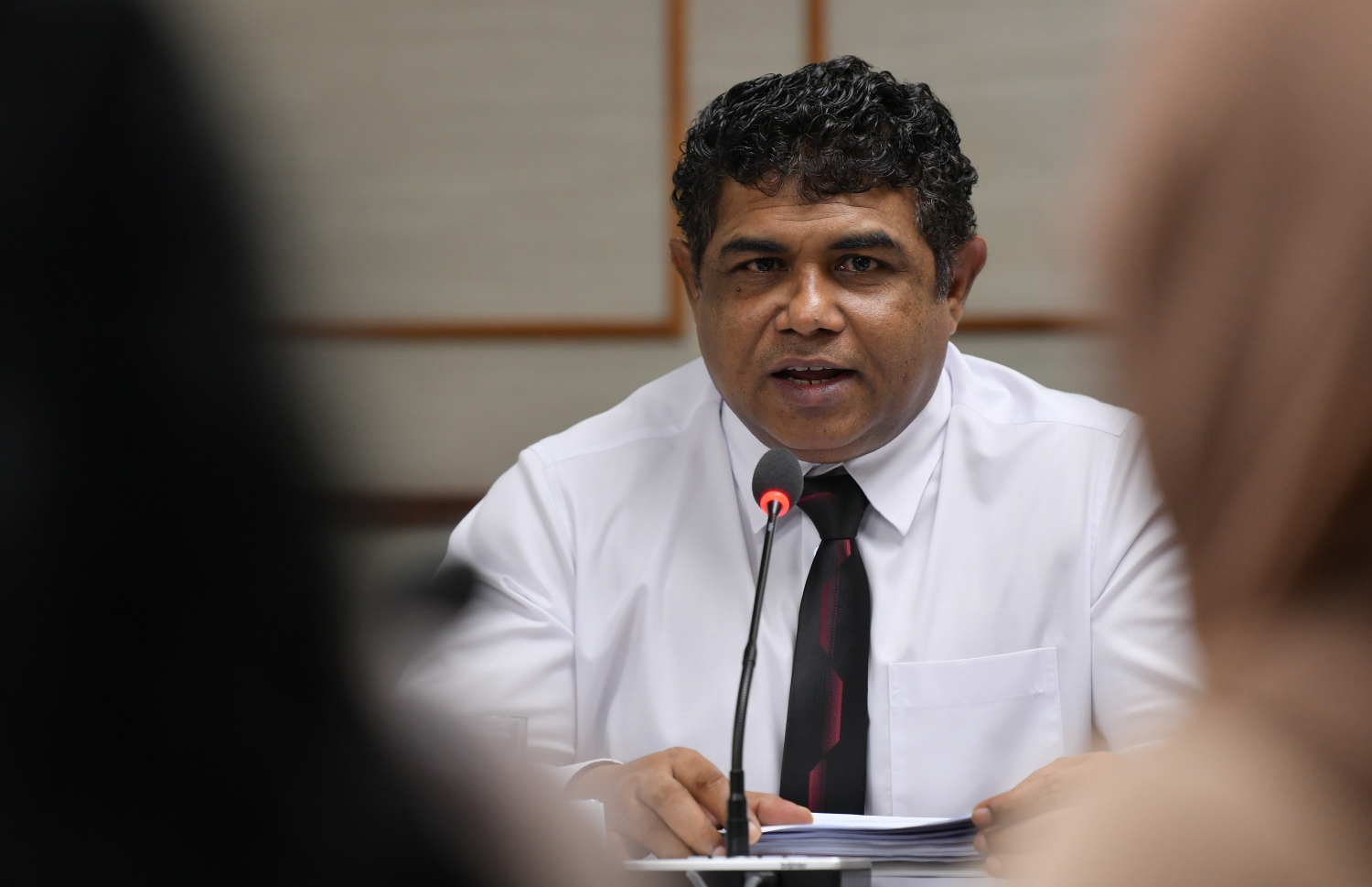 ރައްޔިތުންގެ މަޖިލީހުގެ މާފަންނު މެދު ދާއިރާގެ މެމްބަރު އިބްރާހީމް ރަޝީދު ކޮމިޓީ ބައްދަލުވުމެއްގައި ވާހަކަ ދައްކަވަނީ. ނަފުރަތު ހުއްޓުވާ ބިލު ސަރުކާރުން ދިފާއުނުކުރުމުން ރައީސްގެ އިސްތިއުފާއަށް ބޮންޑޭ ގޮވައިލެއްވި.