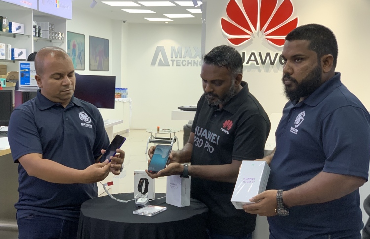 މެކްސްކޮމް އިން ވާވޭ ނޯވާ5ޓީ އާ އެކު ސްމާޓް ގަޑިއެއް