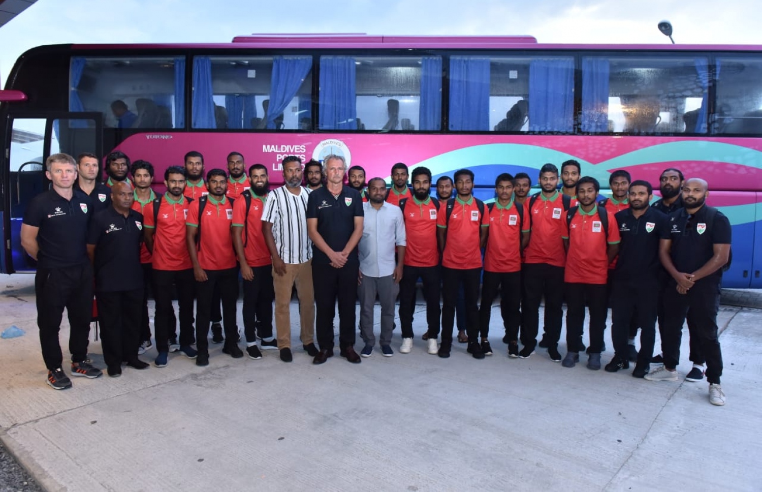 ސައުތު އޭޝިއަން ގޭމްސް އަށް މިއަދު ފުރި ފުޓްބޯޅަ ޓީމުގެ ކުޅުންތެރިންނާއި އެފްއޭއެމްގެ އޮފިޝަލުން ފޮޓޯ އަކަށް ހުއްޓިގެން. -- ފޮޓޯ: އެފްއޭއެމް/ އިބްރާހިމް ފާއިދު