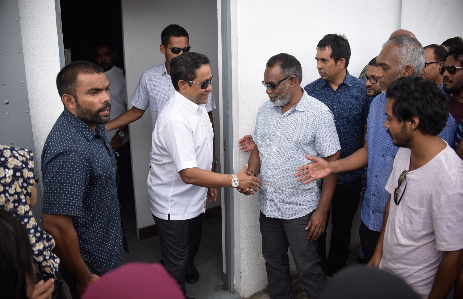 ހުކުމް އިއްވުމުގެ ޝަރީއަތަށް ކްރިމިނަލް ކޯޓަށް ވަޑައިގަތުމުގެ ކުރިން ޔާމީން، ޕީޕީއެމް/ޕީއެންސީގެ އިސްބޭފުޅުންނާ މިއަދު ސަލާމް ކުރައްވަނީ.---ފޮޓޯ: ނިޝާން އަލީ/މިހާރު