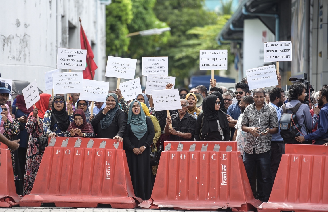 މާލެ: ނޮވެމްބަރު 28، 2019: ކުރީގެ ރައީސް ޔާމީނަށް ހުކުމް އިއްވުމުގެ ޝަރީއަތް ކްރިމިނަލް ކޯޓުގައި ކުރިއަށް ގެންދިޔައިރު، އެމަނިކުފާނުގެ ސަޕޯޓަރުން އެ ކޯޓުގެ ބޭރުގައި އަޑު އުފުލަނީ.---ފޮޓޯ: ނިޝާން އަލީ/މިހާރު