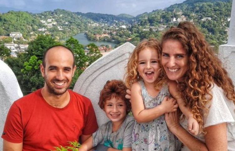 ނަތާޝާ އާއި ޔާސިރު ދެ ދަރިންނާ އެކު.