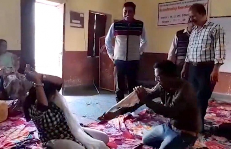 އިންޑިއާގައި ޓީޗަރަކު ނެށުމުން ބޮޑު މައްސަލައަކަށް