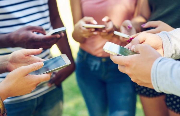 ކޮންމެ ހަތަރު ޒުވާނަކުން އެކަކު ފޯނަށް އެޑިކްޓްވެފައި