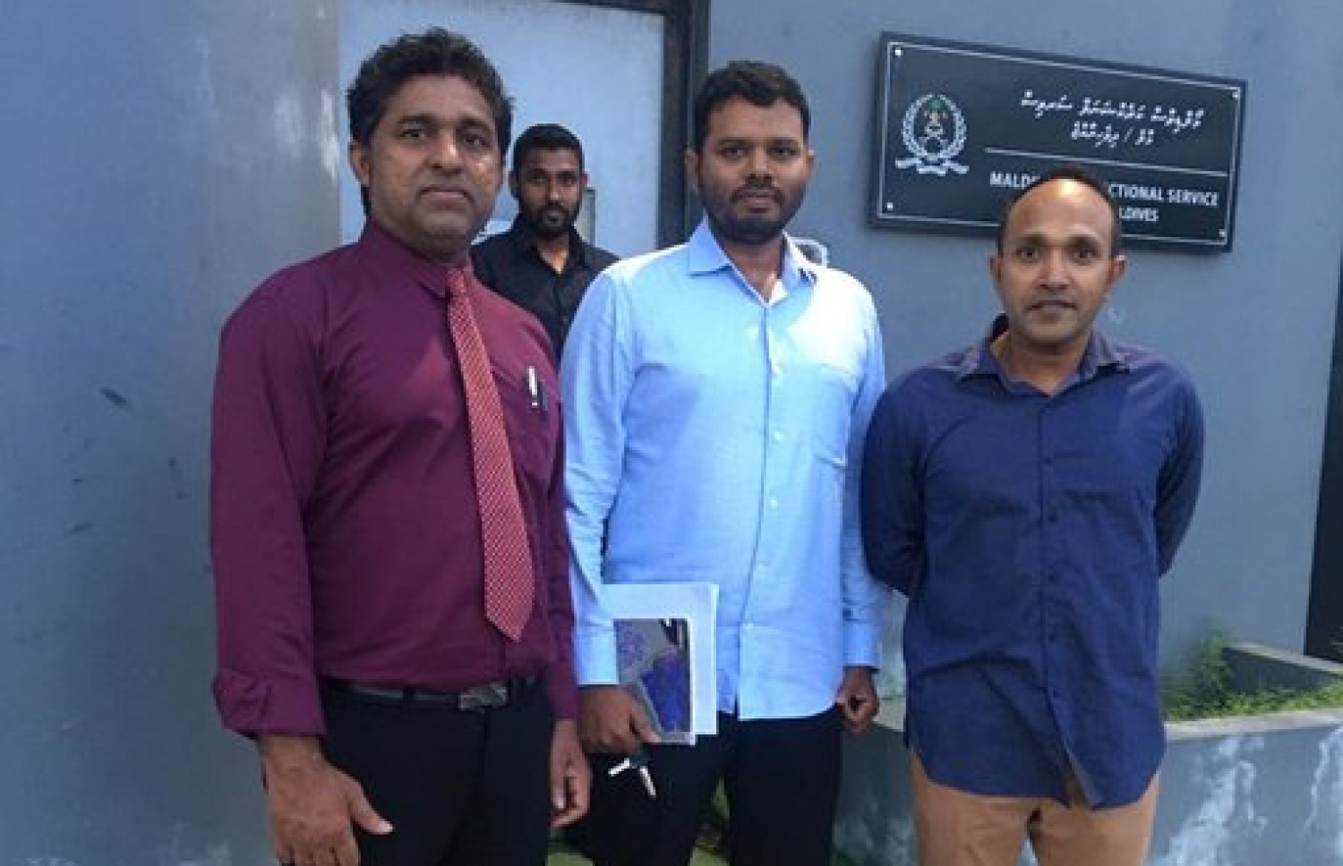 މާލޭ ޖަލުގައި ބަންދުކޮށްފައިވާ، ކުރީގެ ރައީސް ޔާމީނާ މިއަދު ބައްދަލުކުރެއްވުމަށް ފަހު އެމަނިކުފާނުގެ ގާނޫނީ ވަކީލުންގެ ޓީމު އެތަނުގެ ބޭރުގައި ފޮޓޯއެއް ނަންގަވަނީ: ވަކީލުންގެ ޓީމުގެ އިސްބޭފުޅަކީ ކުރީގެ ނައިބު ރައީސް ޑރ. ޖަމީލް.