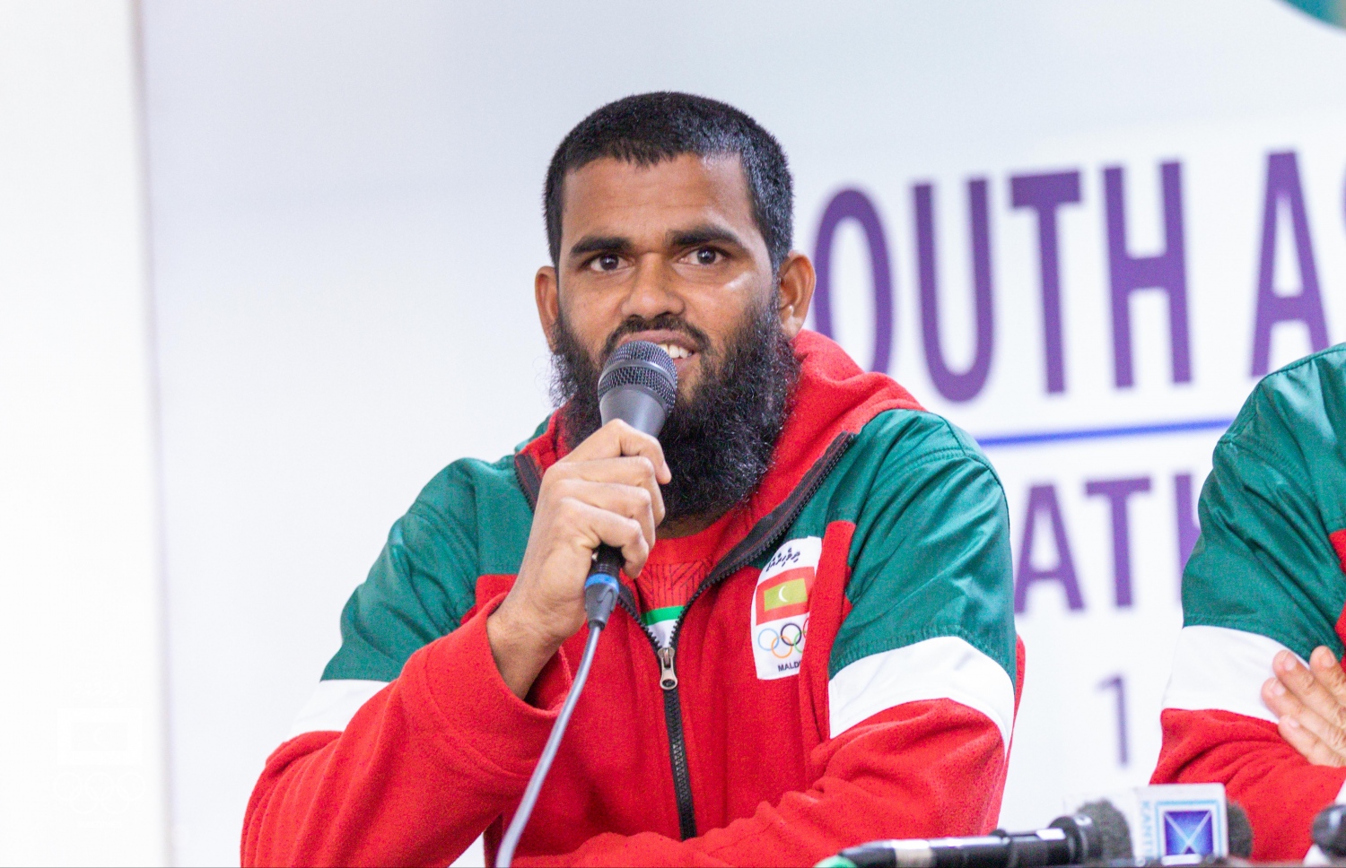 ގައުމީ ކެޕްޓަން އަކޫ އިއްޔެ އޮތް ނޫސްވެރިންގެ ބައްދަލުވުމުގެ ތެރެއިން. -- ފޮޓޯ: މޯލްޑިވްސް އޮލިމްޕިކް ކޮމިޓީ/ އަބްދުﷲ އަބީދު