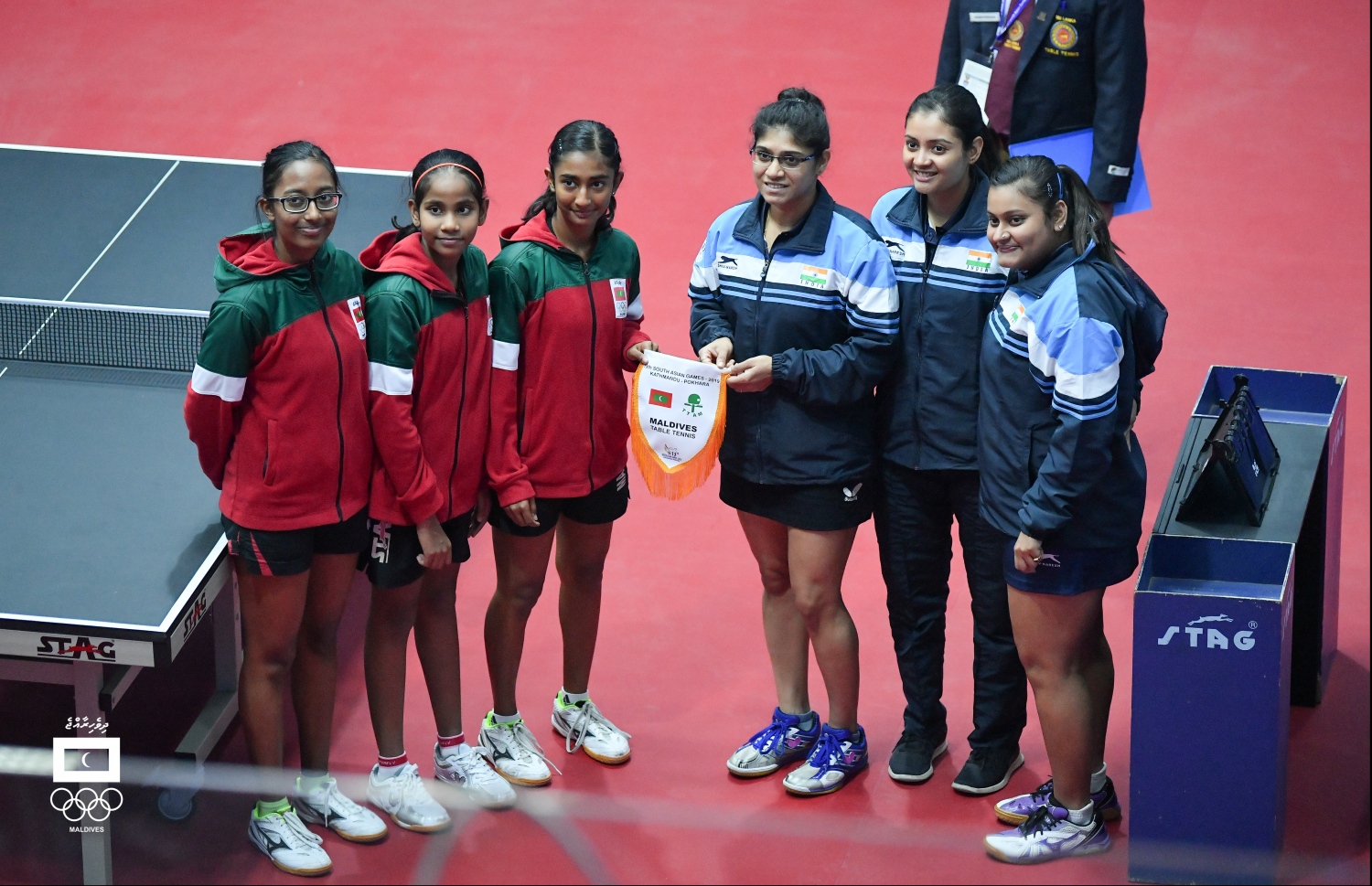 ރާއްޖޭގެ އަންހެން ޓީޓީ ޓީމުގެ ކުޅުންތެރިންނާއި އިންޑިއާގެ ކުޅުންތެރިން. -- ފޮޓޯ: މޯލްޑިވްސް އޮލިމްޕިކް ކޮމިޓީ/ ހުސެއިން ވަހީދު