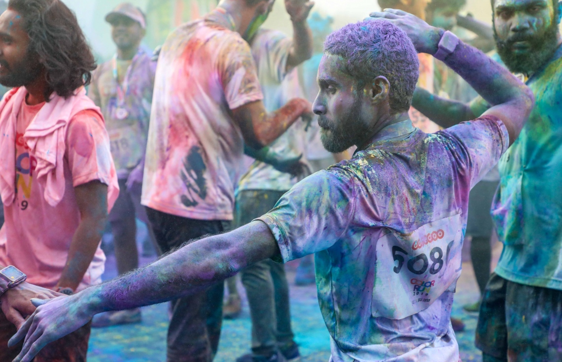 ހުޅުމާލެ: ނޮވެމްބަރު 30، 2019- އުރީދޫން މި އަހަރު ބޭއްވި  ފޯރިގަދަ ކަލަ ރަންގެ ބައިވެރިން އުފާފާޅުކުރަނީ: އާންމުންގެ ބޮޑު ތަރުހީބެއް ލިބުނު މި އަހަރުގެ މި ހަރަކާތުގައި 5،000 ވުރެ ގިނަ މީހުން ބައިވެރިވި ކަމަށް އުރީދޫން ބުނޭ.---ފޮޓޯތައް: އުރީދޫ