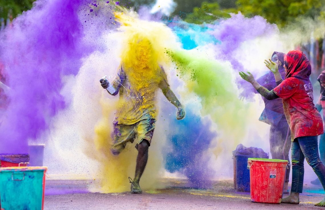 ހުޅުމާލެ: ނޮވެމްބަރު 30، 2019- އުރީދޫން މި އަހަރު ބޭއްވި  ފޯރިގަދަ ކަލަ ރަންގެ ބައިވެރިން ގަޔަށް ކުލަ ޕޮއިންޓަކުން ކުލަޖަހަނީ: އާންމުންގެ ބޮޑު ތަރުހީބެއް ލިބުނު މި އަހަރުގެ މި ހަރަކާތުގައި 5،000 ވުރެ ގިނަ މީހުން ބައިވެރިވި ކަމަށް އުރީދޫން ބުނޭ.---ފޮޓޯތައް: އުރީދޫ