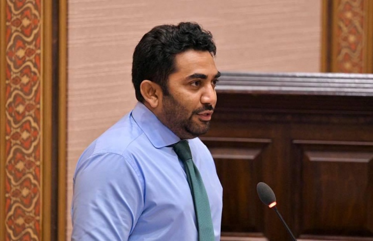 24 ގަޑިއިރުގެ ތަންތަނުގައި ދެ ޑޮކްޓަރުން ބައިތިއްބަނީ