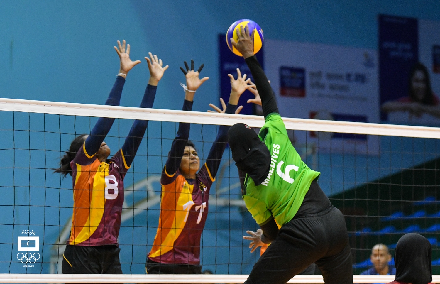 ރާއްޖޭގެ ހައްވަ (ކ) ފޮނުވާލާ ބޯޅައެއް ބްލޮކްކުރަން ލަންކާގެ ދެ ކުޅުންތެރިން މަސައްކަތްކުރަނީ. -- ފޮޓޯ: ހުސެއިން ވަހީދު/ މޯލްޑިވްސް އޮލިމްޕިކް ކޮމިޓީ