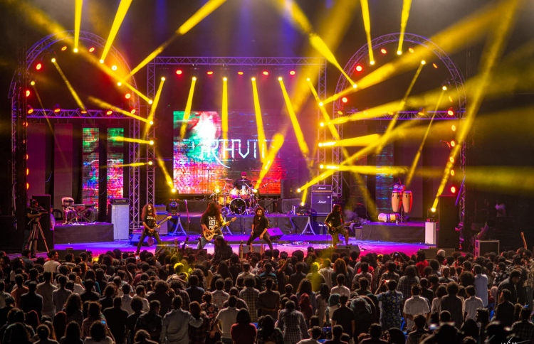 "ގްރެވިޓީ" އިން މާލޭގައި ދިން ޝޯއެއްގައި ޕާފޯމް ކުރަނީ.